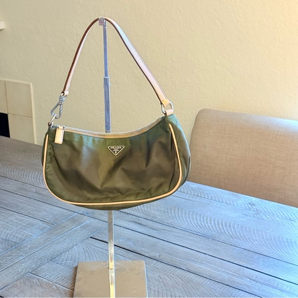 🔥SMALL PRADA HAND/ SHOULDER BAG🔥 - Picture 1 of 8